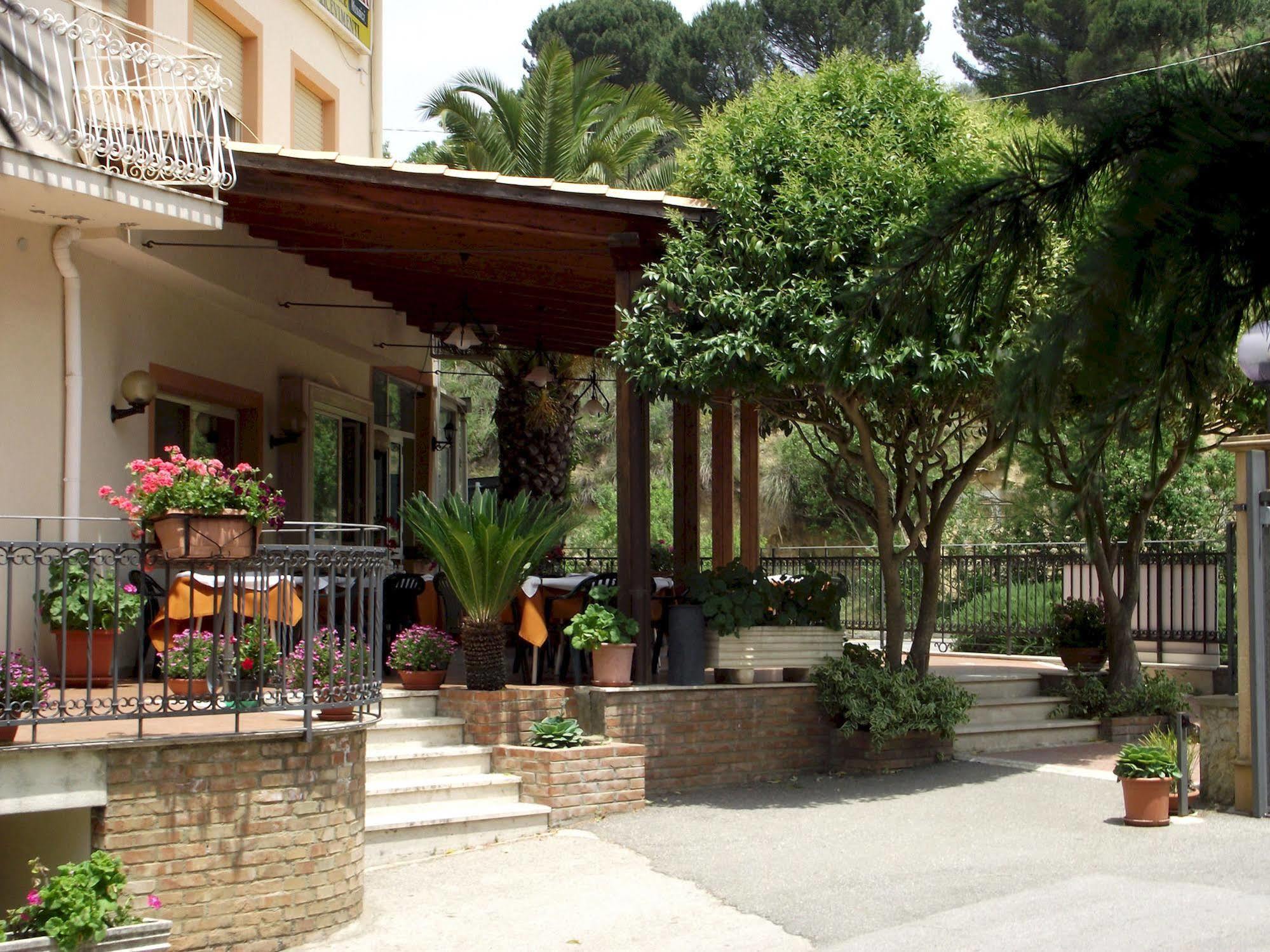 Hotel Ristorante Mosaici 皮亚扎-阿尔梅里纳 外观 照片
