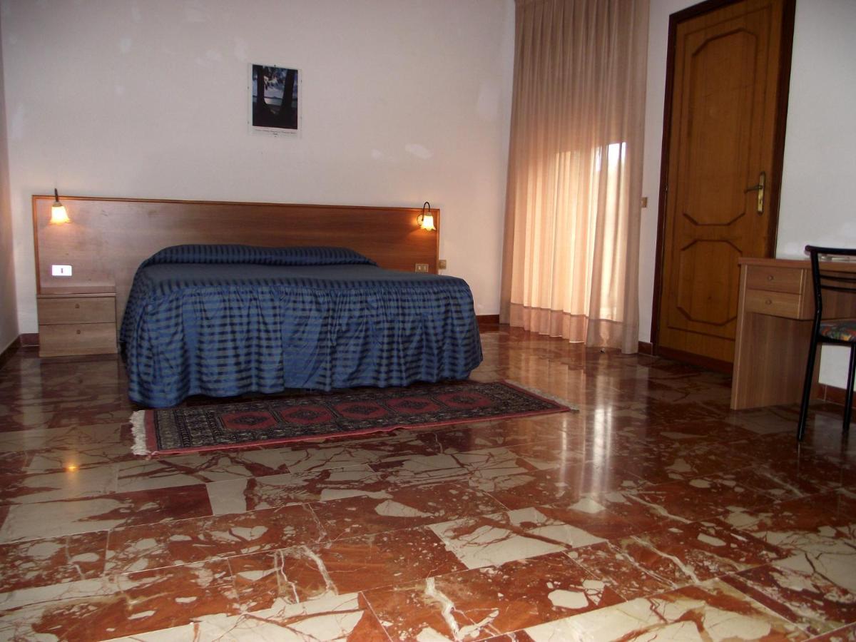 Hotel Ristorante Mosaici 皮亚扎-阿尔梅里纳 客房 照片
